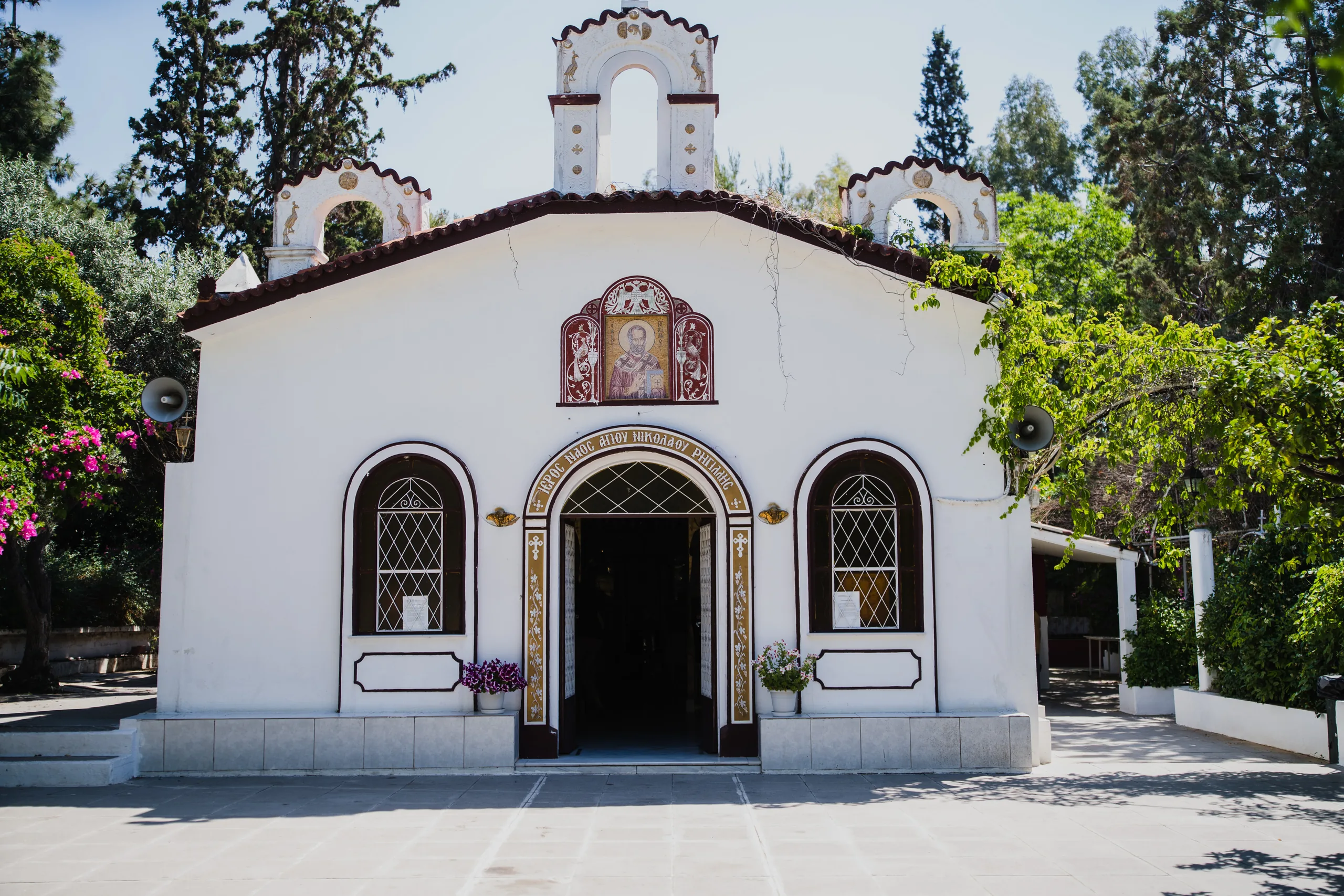 Το λευκό εκκλησάκι της βάφτισης