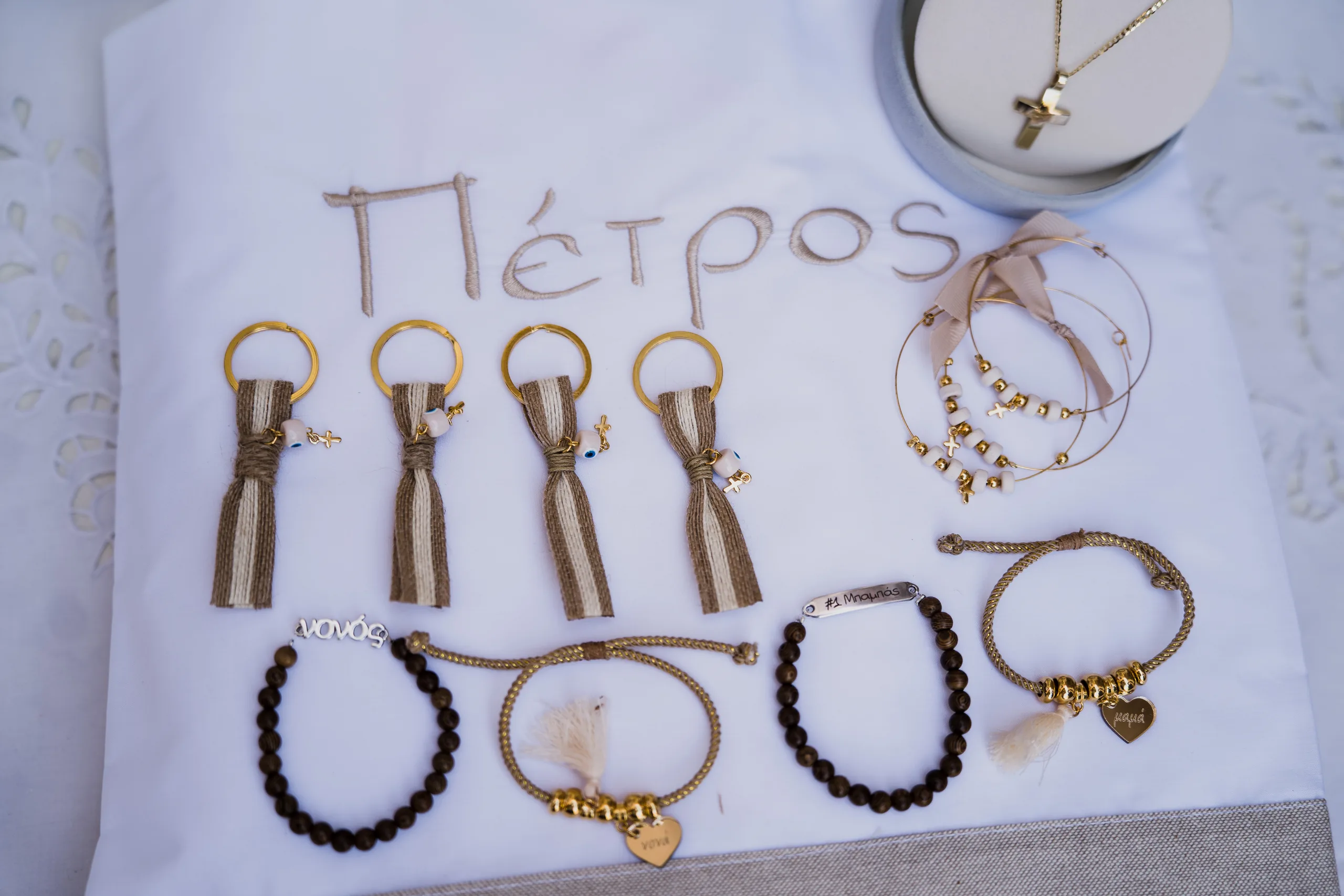 Το όνομα του Πέτρου κεντημένο σε ύφασμα, με μαρτυρικά βραχιολάκια και καρφίτσες