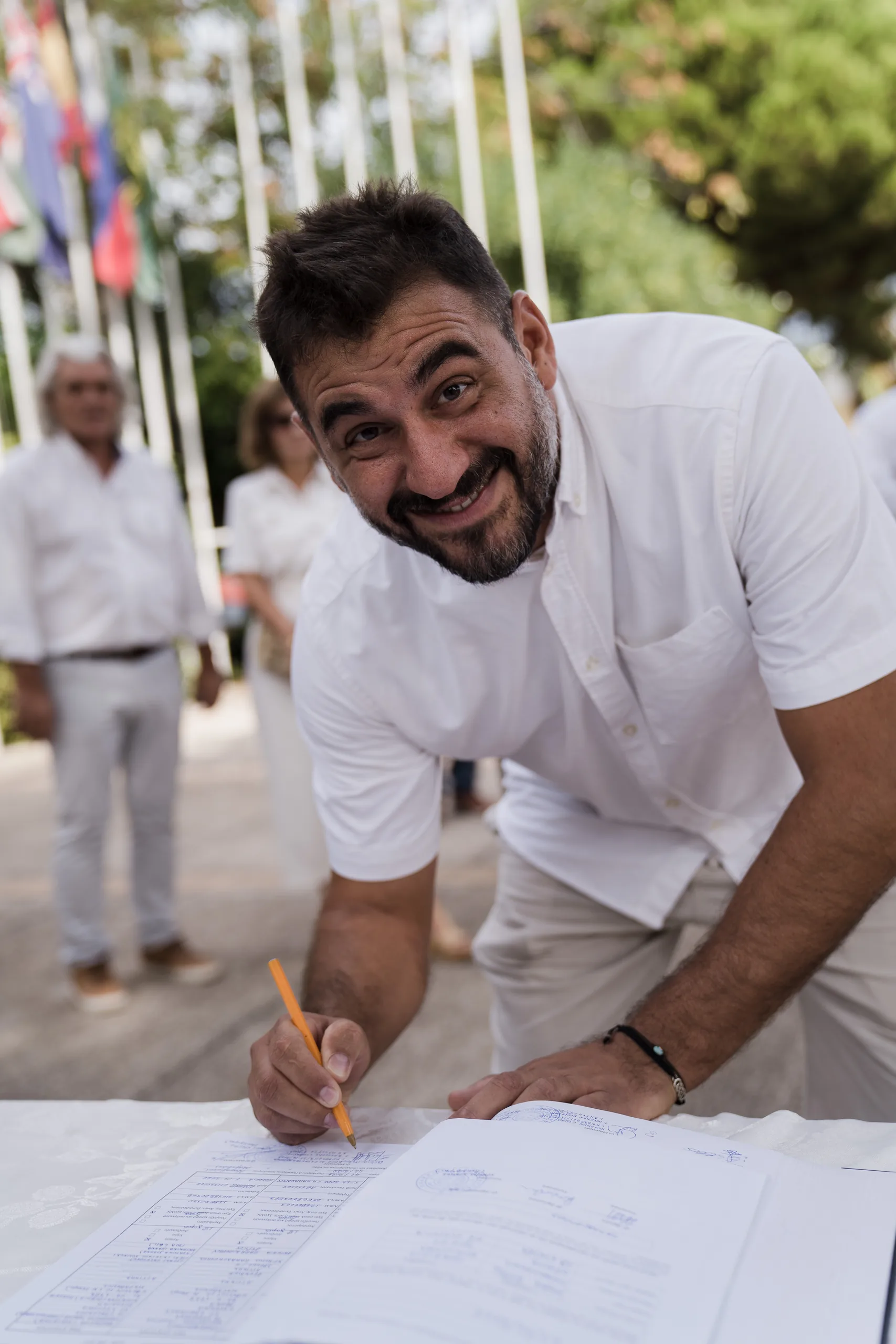 Ένας χαμογελαστός μάρτυρας υπογράφει το βιβλίο