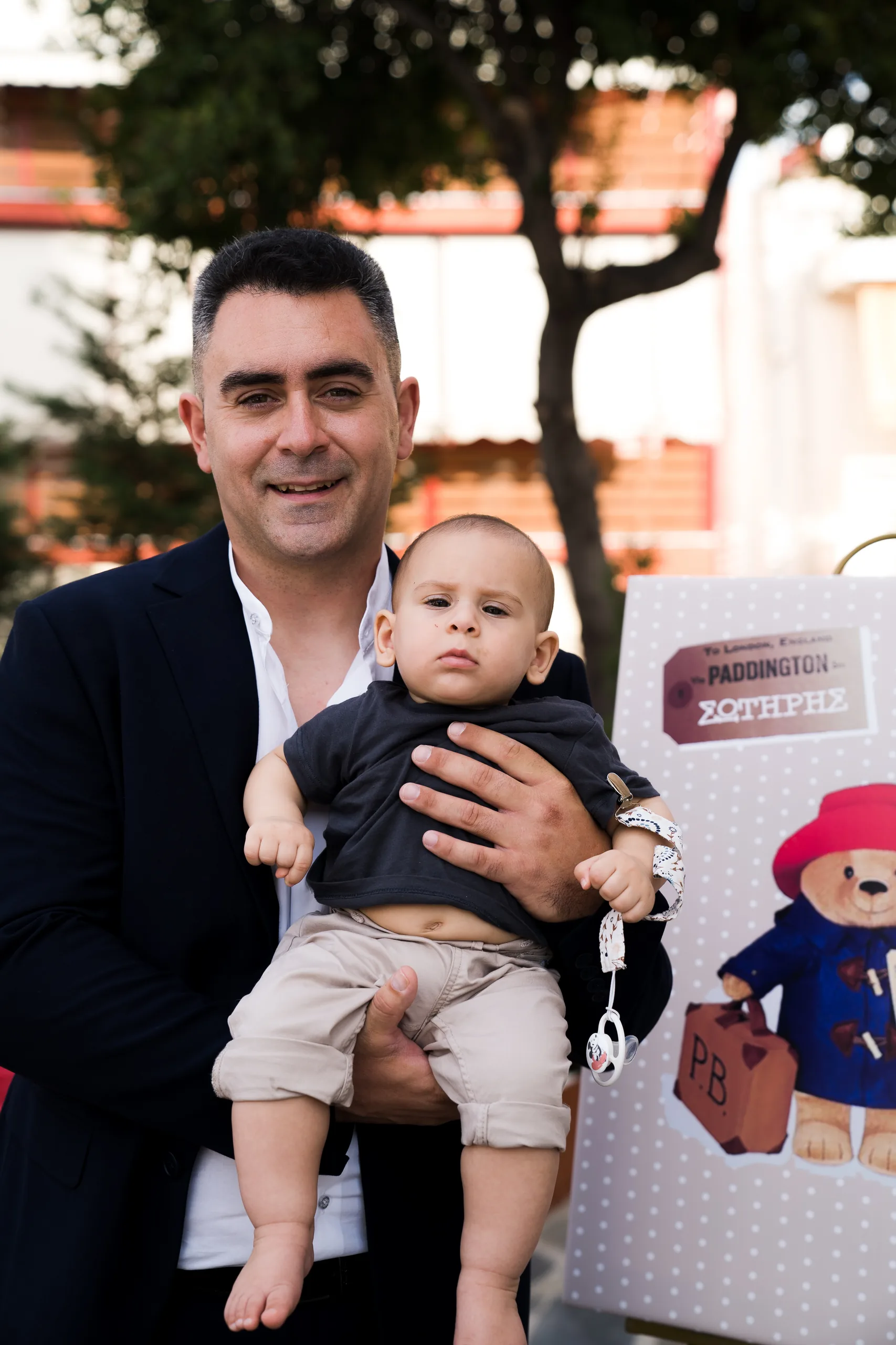 Ο Σωτήρης στην αγκαλιά του μπαμπά του δίπλα στη διακόσμηση
