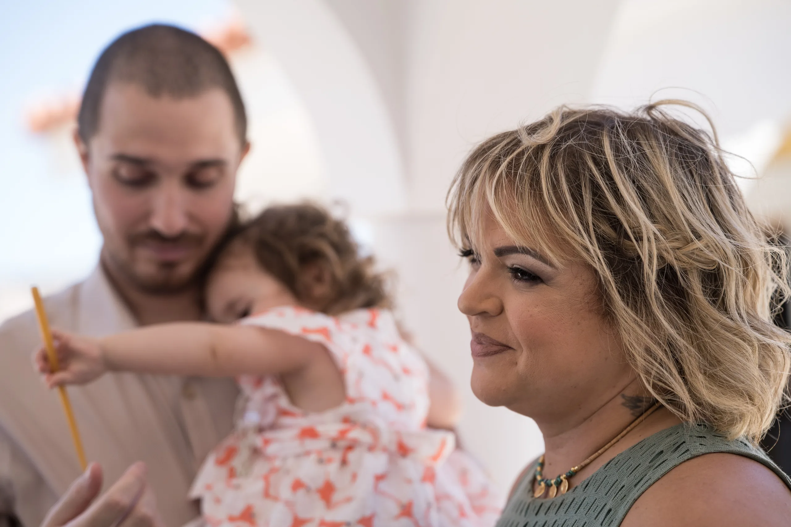 Η Φωτεινή ακουμπά το κεφάλι της στον μπαμπά της