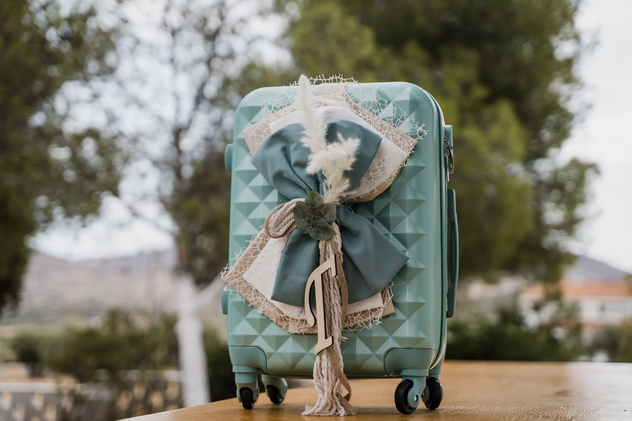 Βαλίτσα σε χρώμα μέντας με κορδέλες και δαντέλα