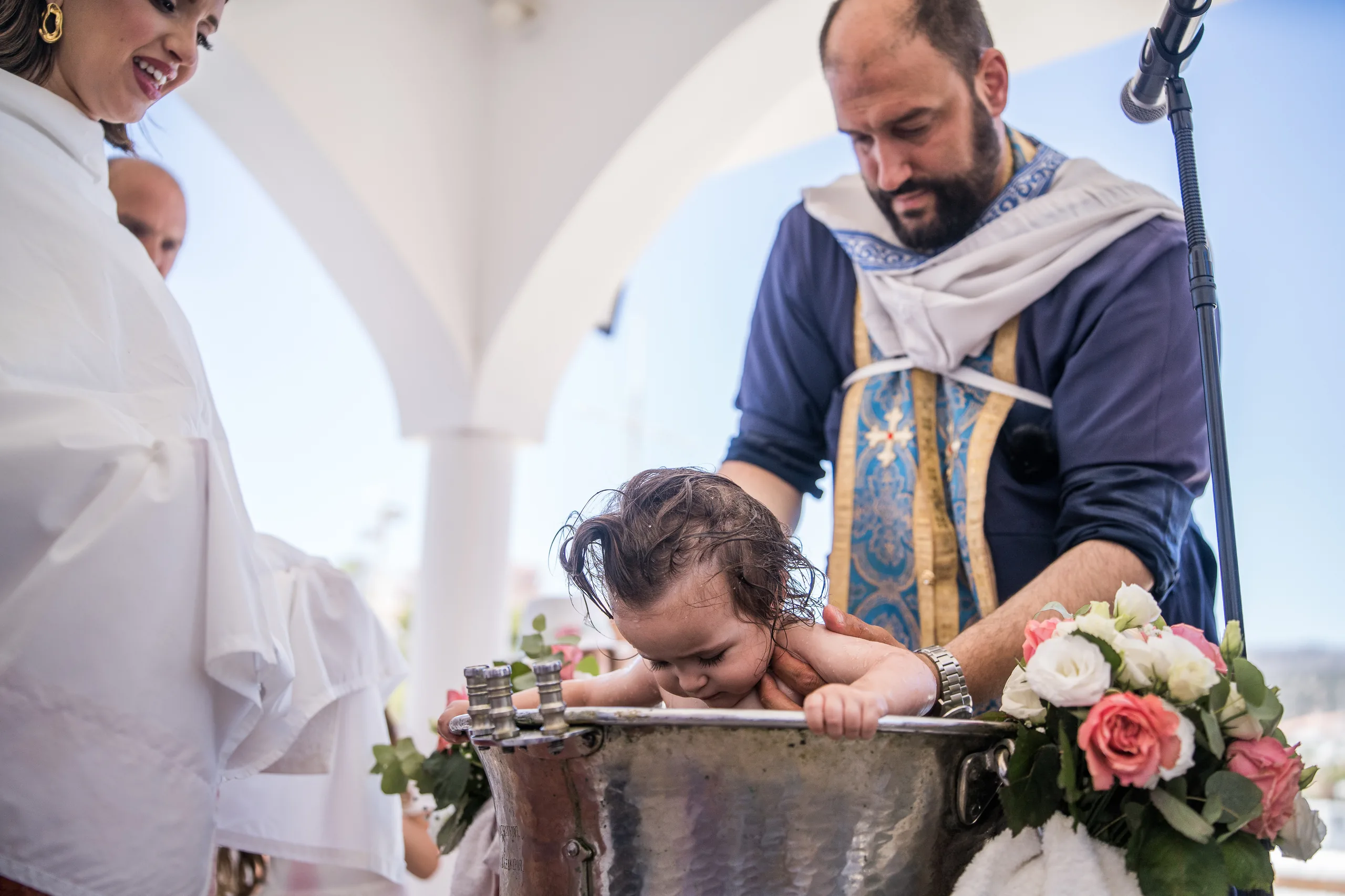 Ο ιερέας βουτά τη Φωτεινή στην κολυμπήθρα
