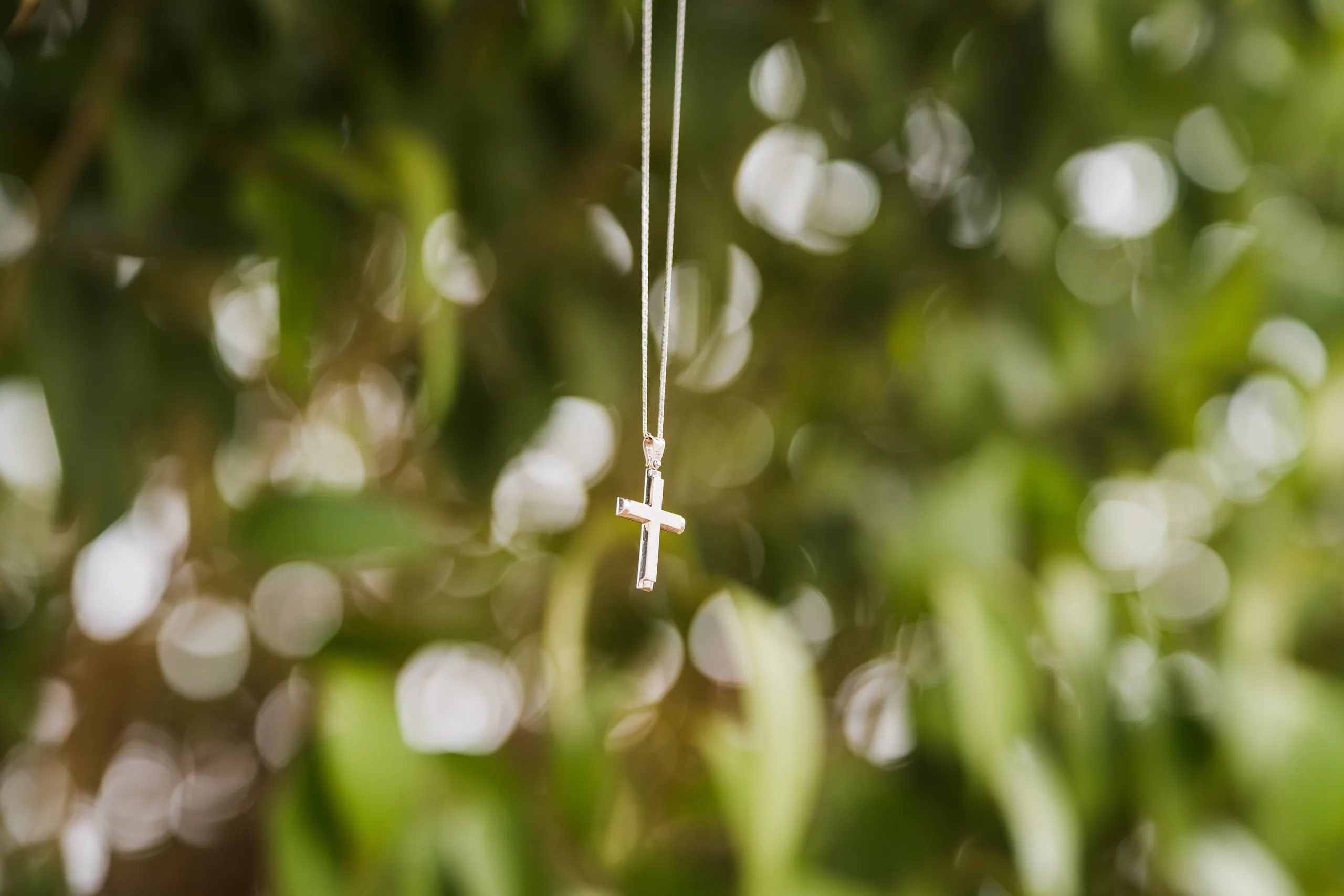 Ένας χρυσός σταυρός κρεμασμένος στο φως