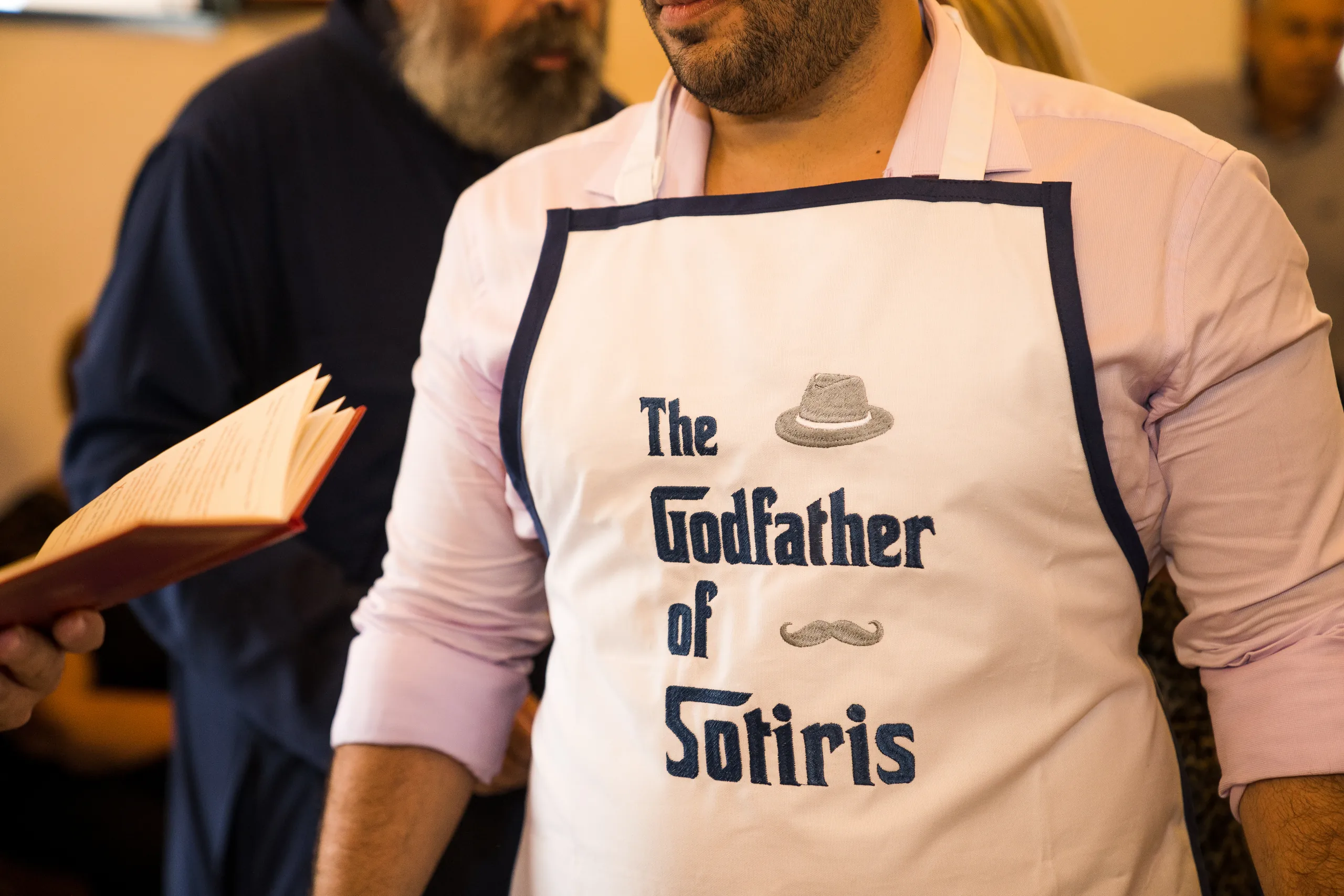 Η ποδιά του νονού γράφει The Godfather of Sotiris
