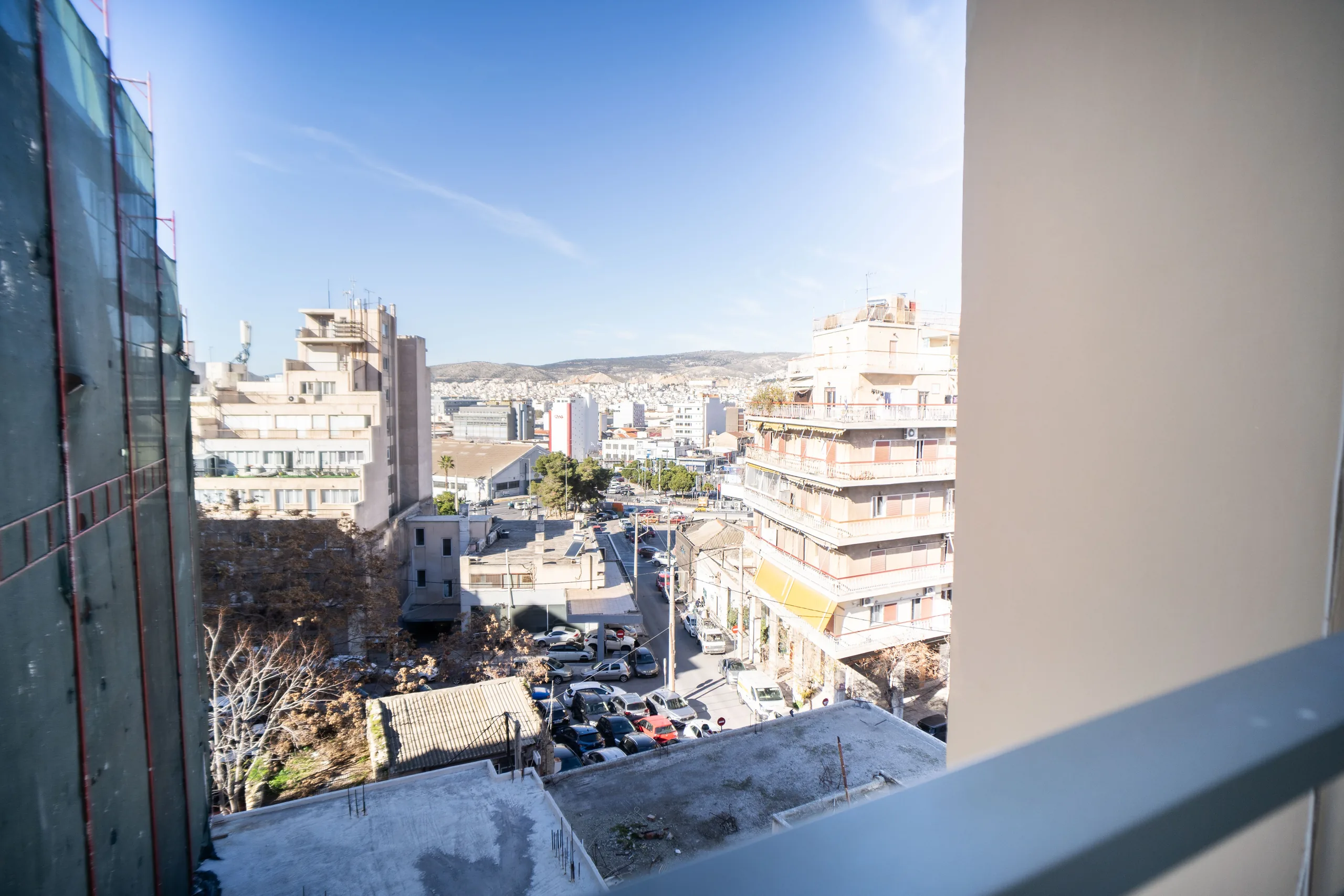 Ευρεία θέα στην πόλη από ένα μπαλκόνι