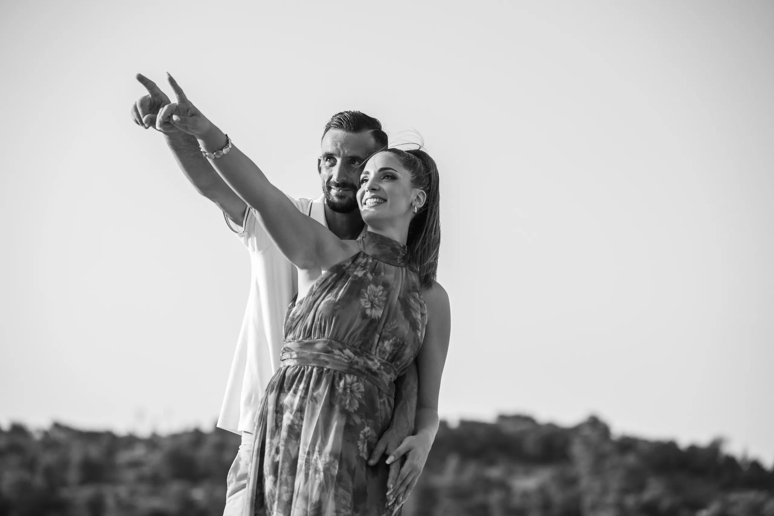 Ασπρόμαυρη φωτογραφία του ζευγαριού, με τον γαμπρό να δείχνει μακριά