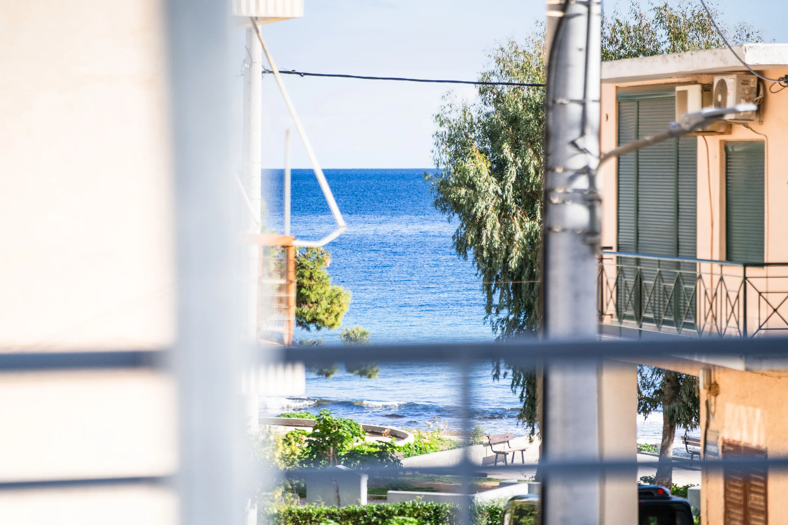Η θάλασσα μέσα από τα κάγκελα ενός μπαλκονιού